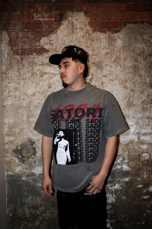 SATORI SADE TEE (CEMENT)