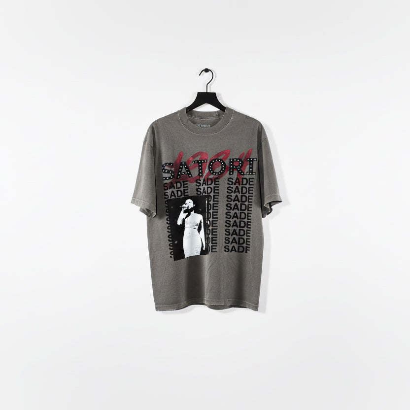 SATORI SADE TEE (CEMENT)