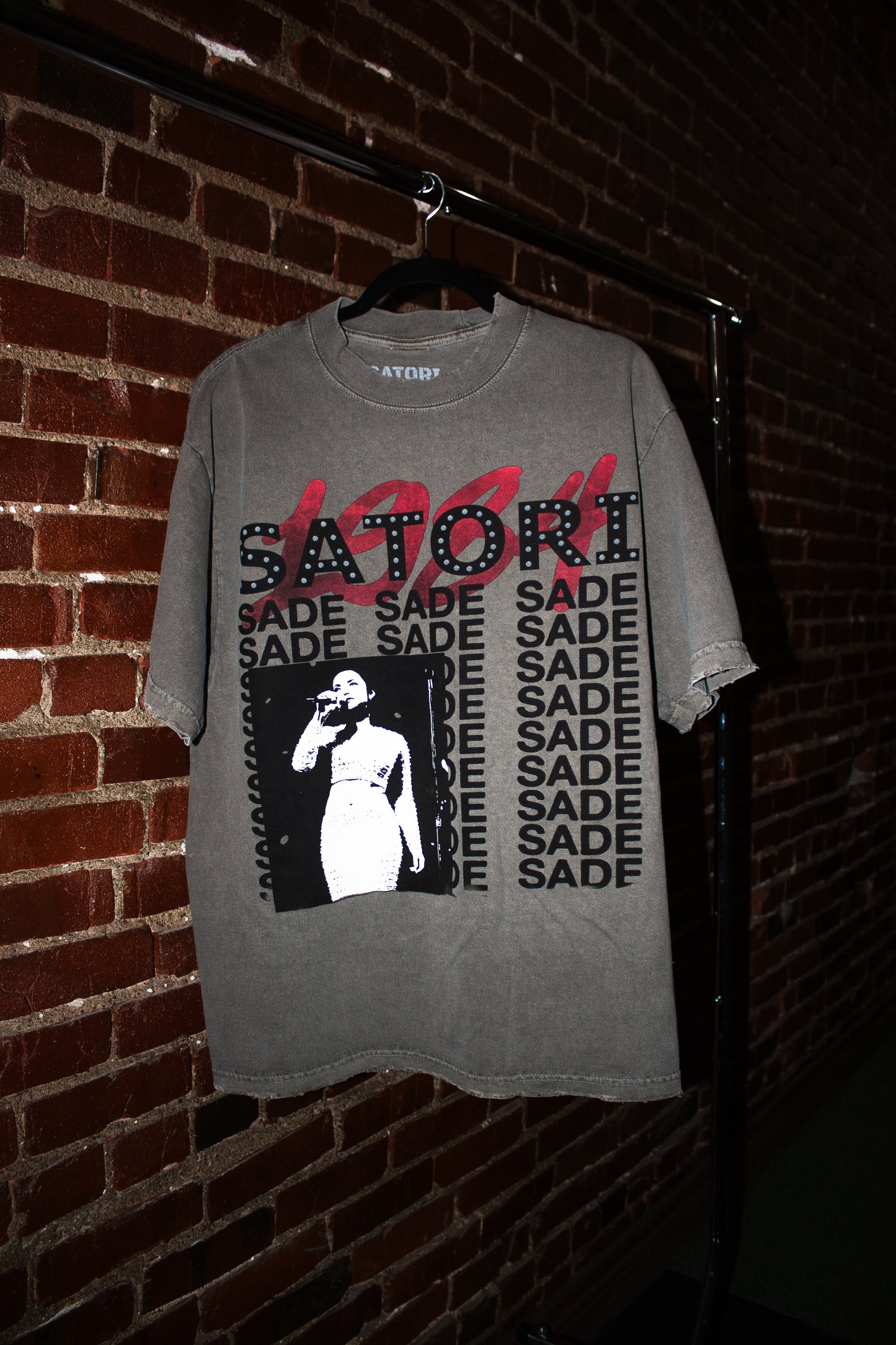 SATORI SADE TEE (CEMENT)